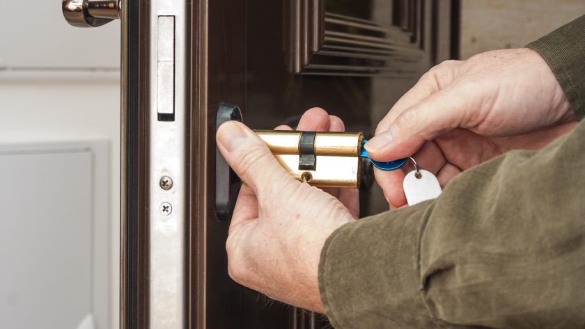 Kiedy konieczna jest wymiana zamka: czy Twój dom jest bezpieczny przed złodziejami?